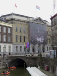906216 Gezicht op de voorgevel van het Stadhuis (Stadhuisbrug 1) te Utrecht, met een groot spandoek over de viering van ...